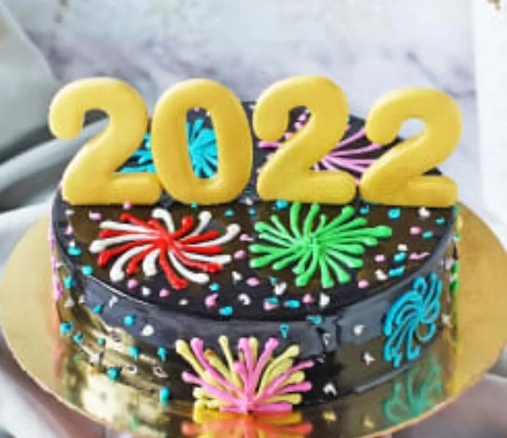 बरेली: कोरोना का खौफ, घर में केक काटकर युवा बोले- Happy New Year 2022