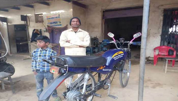 मीर्जापुर: मैकेनिक का अनोखा कारनामा, कबाड़ में पड़े साइकिल के सामान से बनाई बाइक