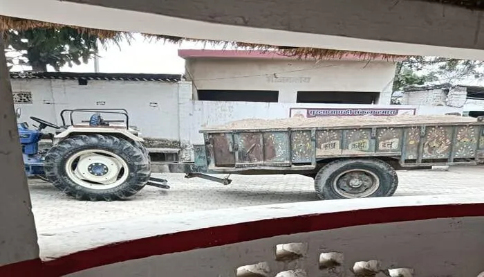 बहराइच: राजस्व विभाग ने बालू लदा ट्रैक्टर पकड़ा, पुलिस ने की मात्र ये कार्रवाई…
