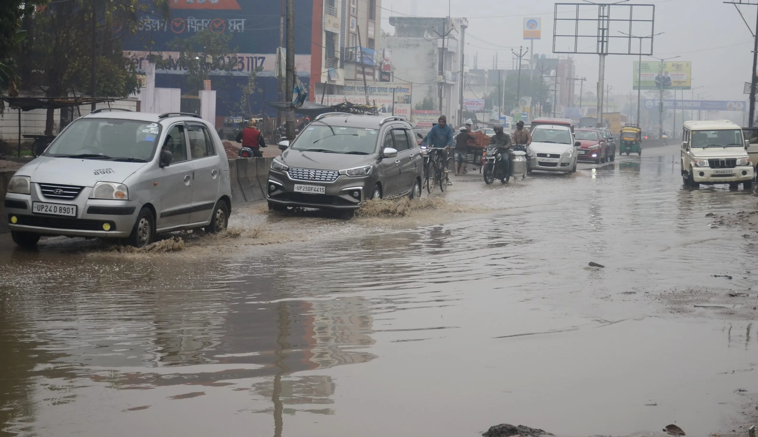 बरेली: बारिश में तालाब बनीं स्मार्ट सिटी की सड़कें