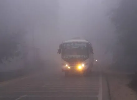 रुद्रपुर: कोहरे का सामना नहीं कर पा रहीं रोडवेज बसों की फॉग लाइटें