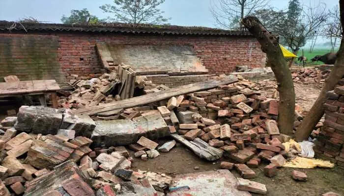 बहराइच: दबंगों ने रंजिश में सास-बहू से की मारपीट, घर को तोड़कर सामान किया तहस-नहस…