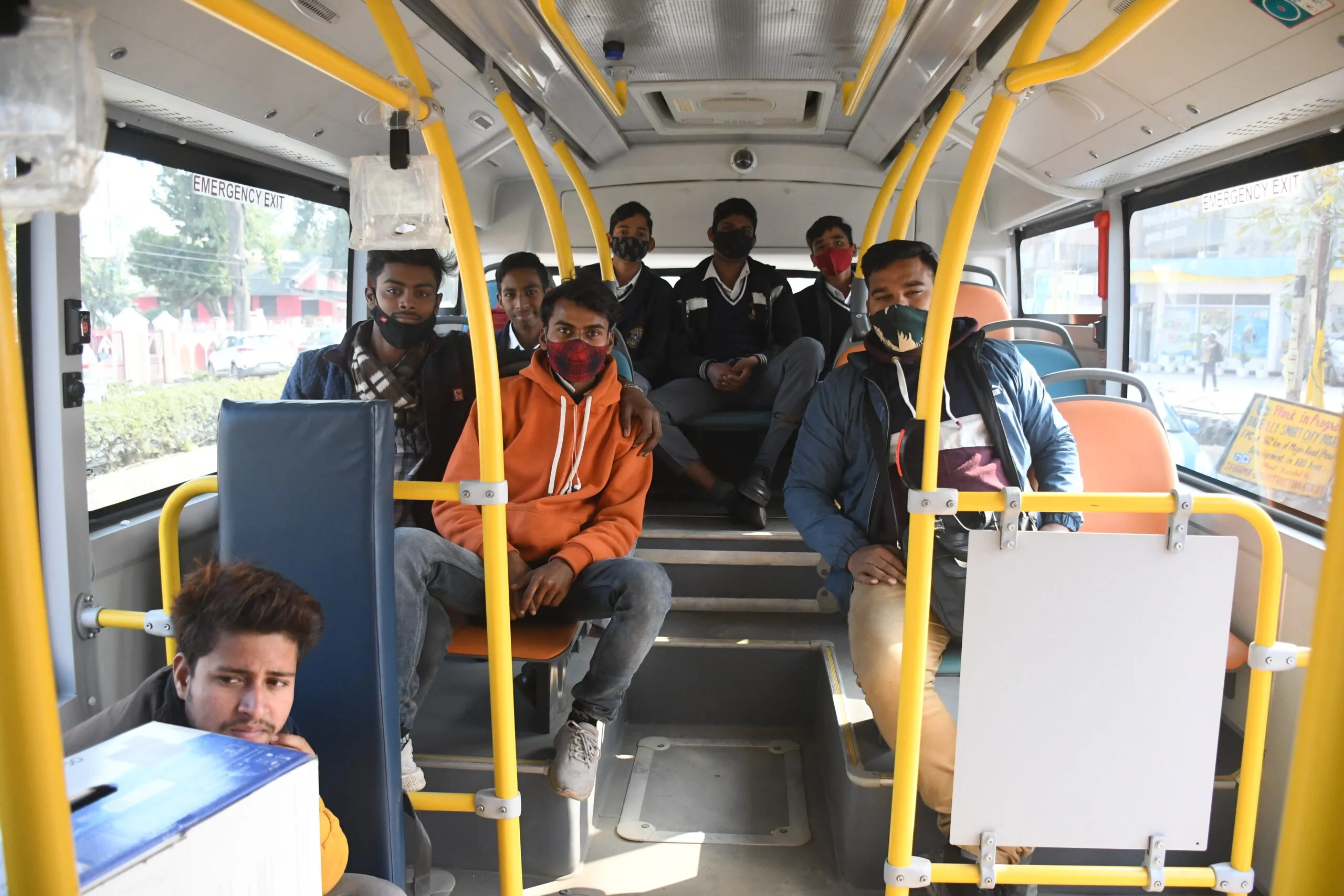 बरेली: स्टॉप पर बसें तो रुक रही मगर नहीं मिल रहीं सवारियां