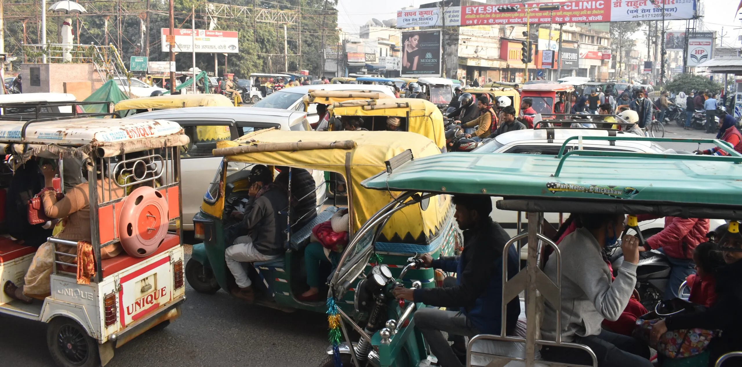 बरेली: शहर में लगे जाम में फंसकर वाहन सवार हुए परेशान