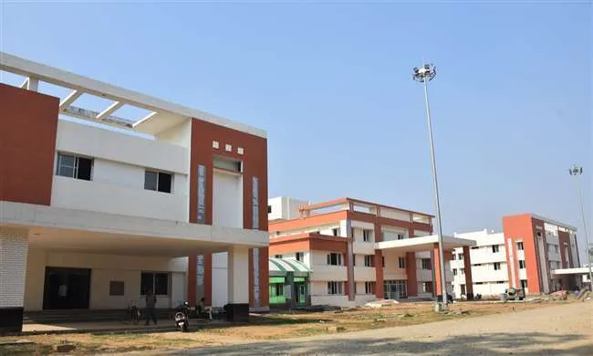 बरेली: 300 बेड कोविड अस्पताल को इलाज की दरकार
