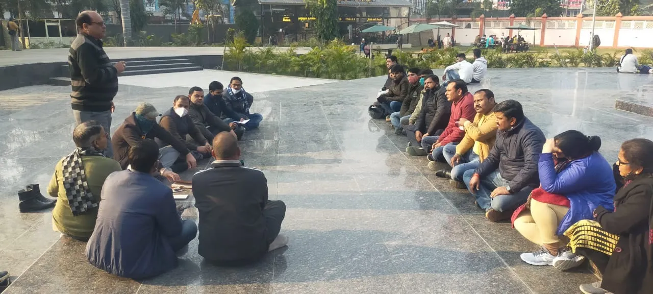 बरेली: अधिकारियों के खिलाफ शिक्षक लामबंद