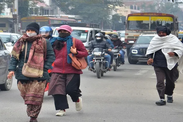 मुरादाबाद : ठंड से नहीं मिल रही राहत, गलन से ठिठुरे लोग