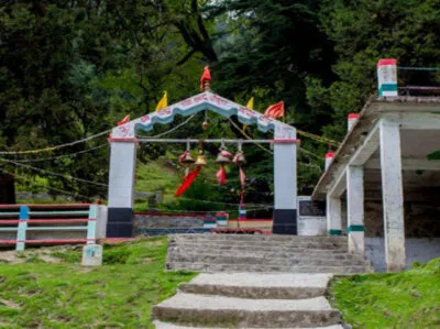 पांडव स्थली ब्यानधुरा मंदिर में उत्तरायणी पर्व पर उमड़ते हैं हजारों श्रद्धालु, यहां तीर कमान से साधते हैं लक्ष्य