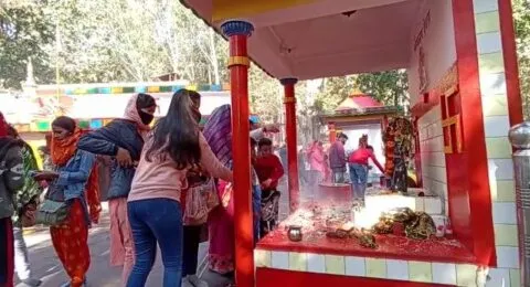 हल्द्वानी: साल के पहले दिन मंदिरों के बाहर लगी लंबी कतार, श्रद्धालुओं ने मांगी कोरोना मुक्ति की दुआ