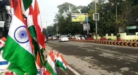 हल्द्वानी: गणतंत्र दिवस पर तिरंगे से सजा बाजार… ग्राहकों का इंतजार