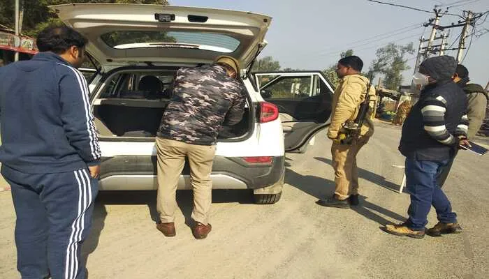 लखनऊ: एक्शन में पुलिस, महिंद्रा कार से बरामद किए ढाई लाख रुपए…