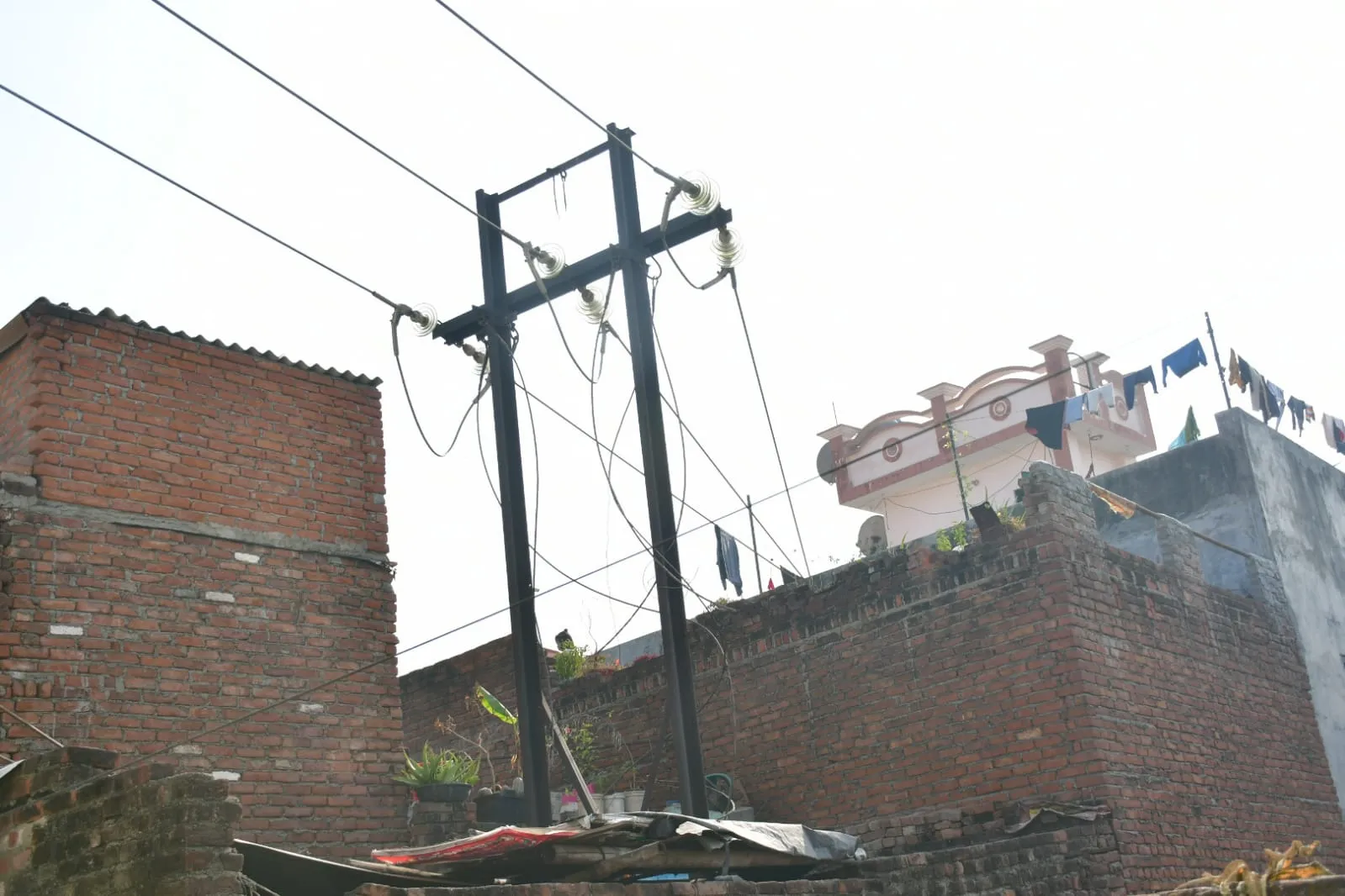 बरेली: घर के अंदर खड़ा बिजली का पोल, नहीं हो पा रहा निर्माण