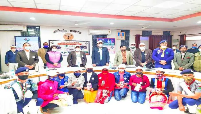 अयोध्या: कलेक्ट्रेट सभागार में राष्ट्रीय मतदाता दिवस का आयोजन, इन्हें मिला डीएम से सम्मान…