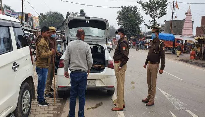 बहराइच: वाहन में संदिग्ध वस्तुओं की तलाश के लिए सड़क पर उतरे एसपी ग्रामीण…