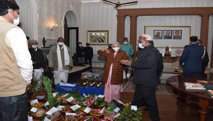 राजभवन में राज्यपाल आनंदीबेन पटेल ने देखा जैविक खेती का लाभ…