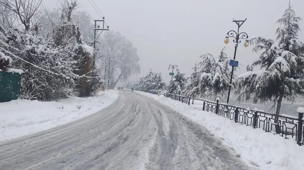 कश्मीर में उंचाई वाले इलाकों में ताजा बर्फबारी