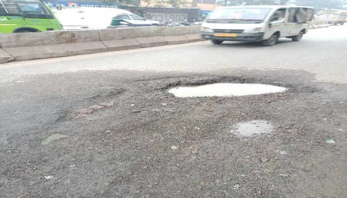 हरदोई: गड्ढा मुक्त अभियान की पोल खोल रहे मुख्य चौराहे के गड्ढे, हो रहीं दुर्घटनाएं…