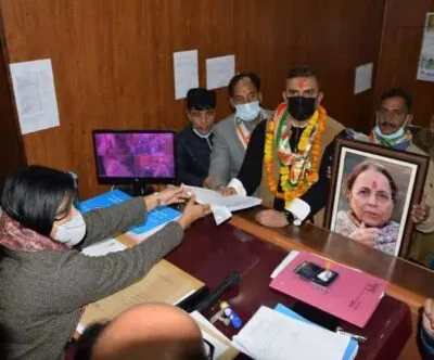 हल्द्वानी: नामांकन को मां की फोटो लिए सुमित तो सास की साड़ी पहन पहुंची पत्नी