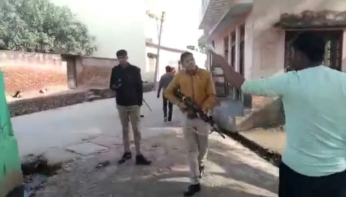 हरदोई: पुलिसकर्मियों पर हिस्ट्रीशीटर ने परिजनों सहित किया पथराव, ये था पूरा मामला…