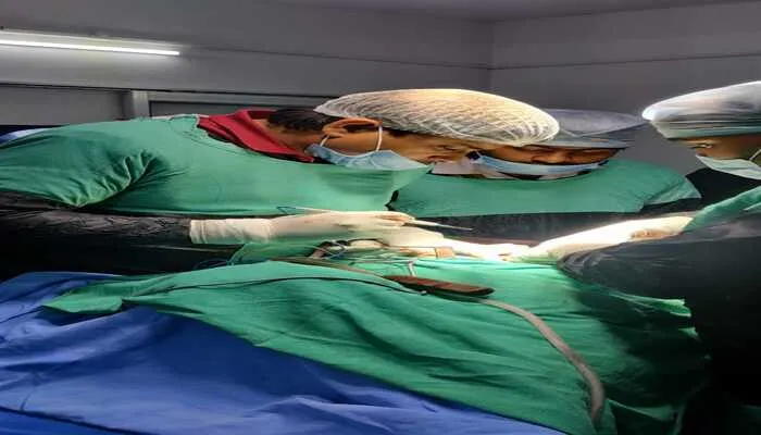 बहराइच: रीढ़ की टूटी हड्डी की सफल सर्जरी, मरीज को दिया ‘अभयदान’