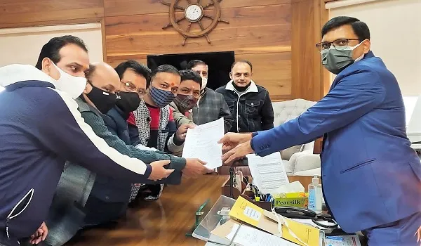 मुरादाबाद : व्यापारियों ने मंडलायुक्त कार्यालय पर किया प्रदर्शन, कहा- मंगलवार का बाजार हो बंद