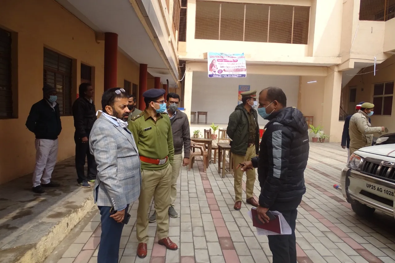 बरेली: शहर के मतदान केंद्रों का डीएम-एसएसपी ने किया निरीक्षण