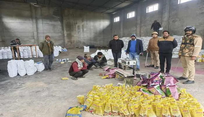 हरदोई: नकली खाद की फैक्ट्री का भंडाफोड़, फ्लोर मिल में चल रहा था धंधा…