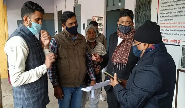 अमरोहा: नगर पालिका कर्मचारी के खिलाफ लोगों ने एसडीएम से की शिकायत, लगाया ये आरोप