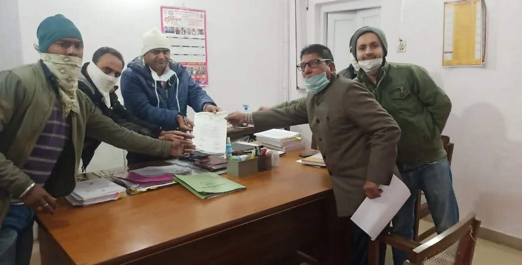 बरेली: कांग्रेस नेताओं ने निर्वाचन अधिकारी से की प्रशासन की शिकायत