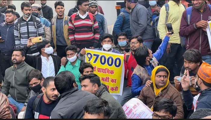 97 हजार शिक्षक भर्ती मामले में अभ्यर्थी मॉल एवेन्यू चौराहे पर दे रहे धरना, विधानसभा घेरने का किया प्रयास