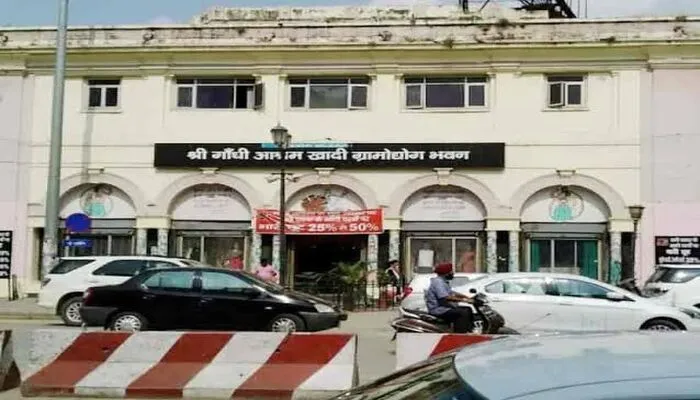 लखनऊ: हजरतगंज स्थित गांधी आश्रम में हुई चोरी, गायब हुए 10 लाख रुपए