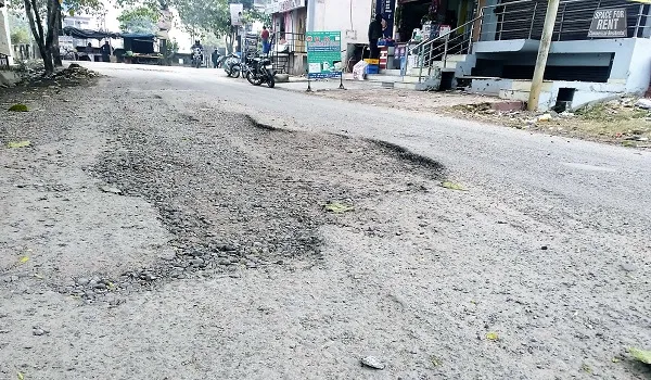 मुरादाबाद : ये हैं एक करोड़ की लागत से बनीं सड़कें… जगह-जगह गड्ढे