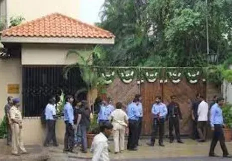 महाराष्ट्र लोकायुक्त ने बीएमसी को लगाई फटकार, कहा- बेतुके बहाने बनाकर बच्चन के बंगले की दीवार गिराने में कर रही देर