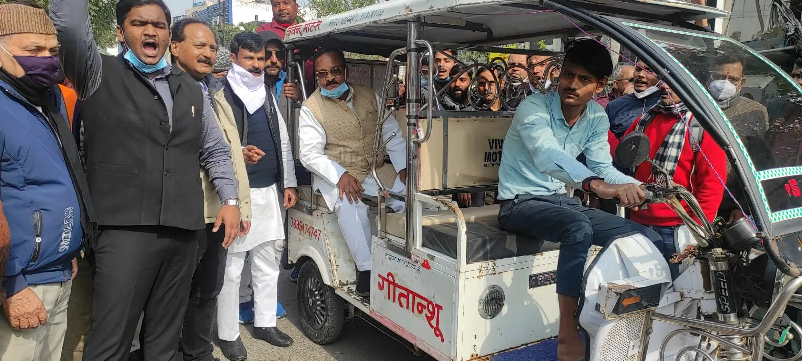 बरेली: भाजपा के चार, सपा के दो प्रत्याशियों ने कराया नामांकन, ई-रिक्शा से कलेक्ट्रेट तक पहुंचे भगवत शरण
