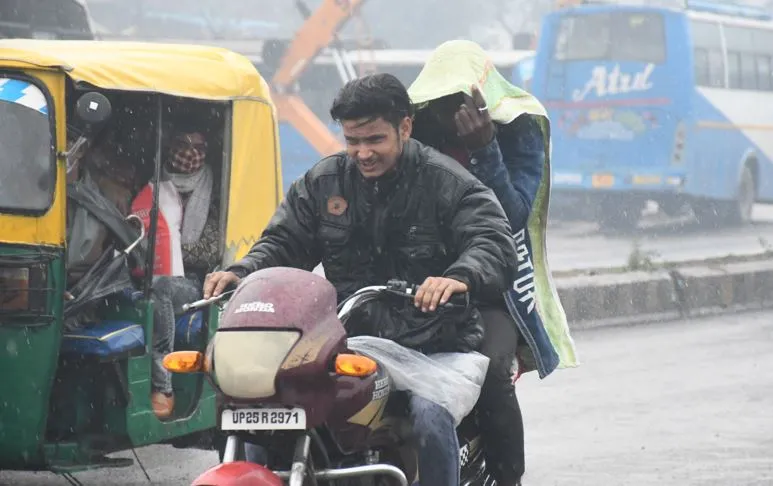 बरेली: लगातार हो रही रिमझिम बारिश ने बढ़ाई ठंड, लोगों की बढ़ी मुसीबत