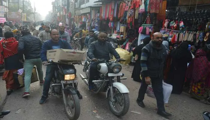 अयोध्या: जिले में ठंड और कोरोना के केस हुए कम, खिली धूप तो चहके लोग…
