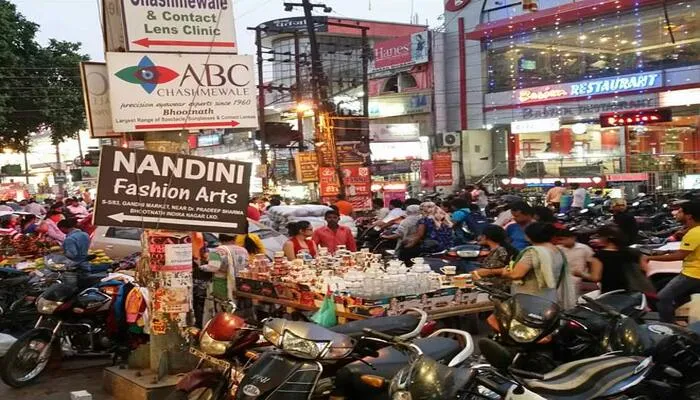 राजधानी में सकरे रास्तों पर अवैध पार्किंग और अतिक्रमण से लग रहा जाम
