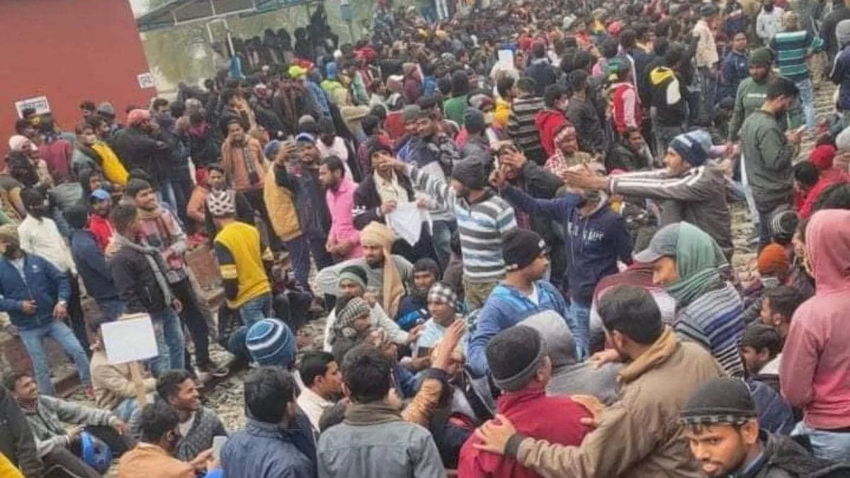 बिहार-यूपी में परीक्षार्थियों ने ट्रेन में लगाई आग, रेल मंत्री ने की अपील- रेलवे आपकी संपत्ति है इसे सुरक्षित रखें