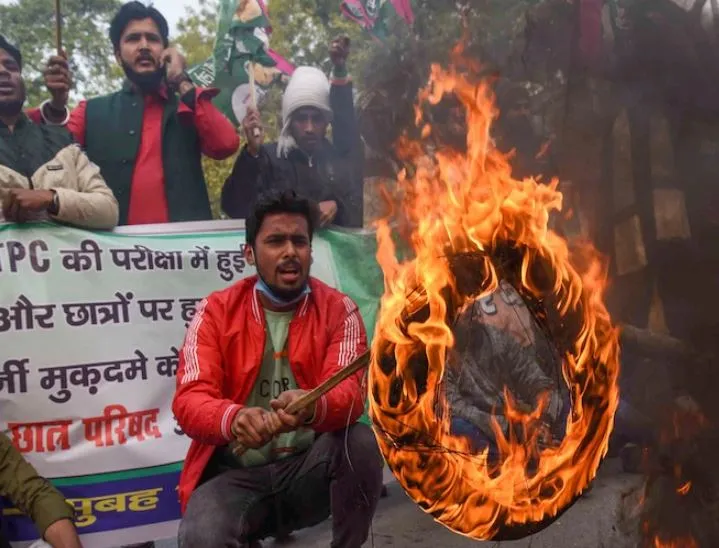 RRB-NTPC Exam: बिहार बंद के दौरान सड़क जाम व आगजनी, रोकी गई ट्रेनें, बना राजनीतिक मुद्दा