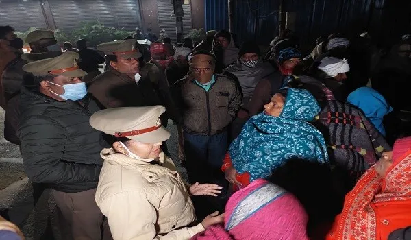 बिजनौर : युवक की मौत पर भड़के परिजन, एसपी आवास के सामने शव रखकर लगाया जाम