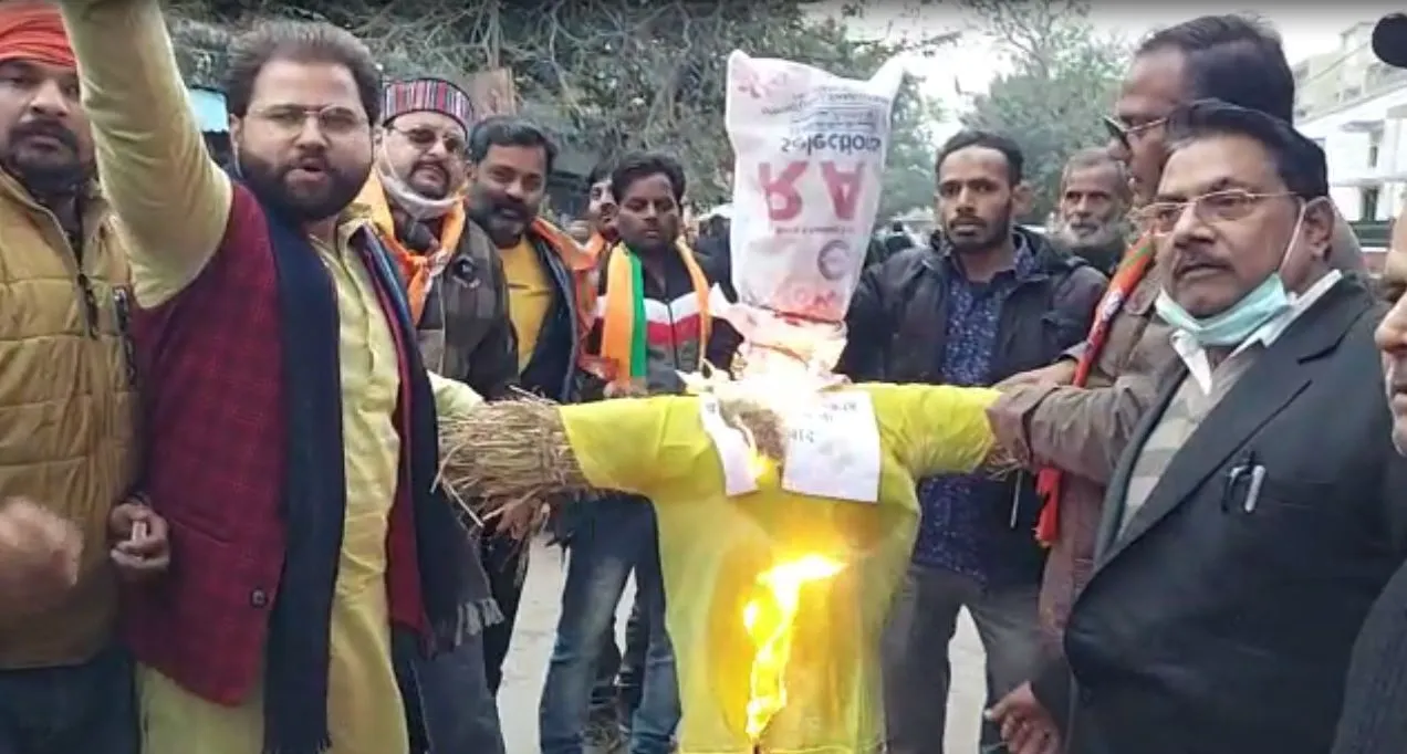 शाहजहांपुर: पंजाब के सीएम के खिलाफ भाजपाइयों का फूटा गुस्सा, फूंका पुतला