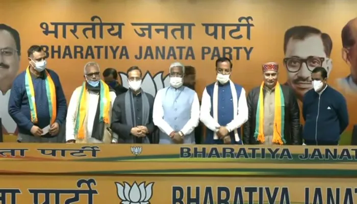 UP Election 2022: कांग्रेस विधायक नरेश सैनी के साथ मुलायम के समधी ने थामा बीजेपी का दामन