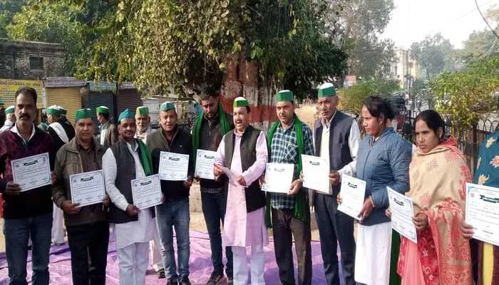 अयोध्या: महाआंदोलन में शामिल किसान हुए सम्मानित, भाकियू के राष्ट्रीय सचिव ने की हौसला अफजाई