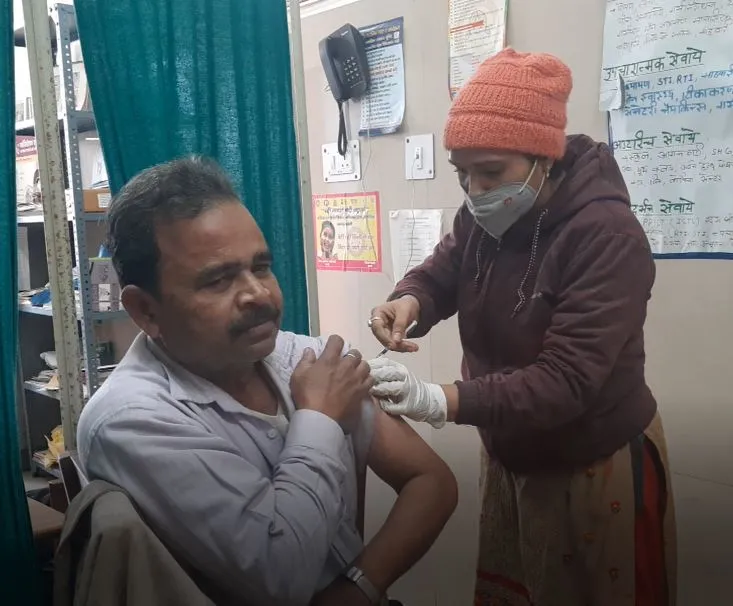बरेली : जिला अस्पताल में सीनियर सिटीजन और फ्रंटलाइन वॉरियर्स को लगाई गई बूस्टर डोज