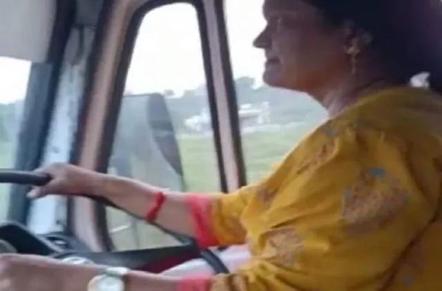 चालक को पड़ा दौरा तो महिला ने चलाई 10 किलोमीटर तक बस, सूझबूझ की हो रही सराहना