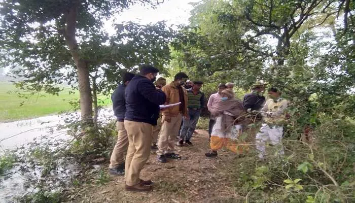 हरदोई: पेड़ से लटकता मिला युवक का शव, आत्महत्या की आशंका