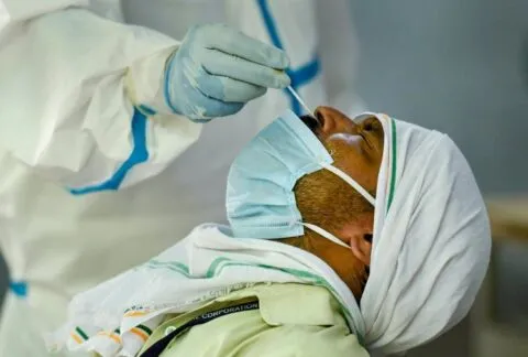 दिल्ली में कोरोना वायरस के मामलों में आई कमी, संक्रमण दर गिरकर 11.79 प्रतिशत पहुंची