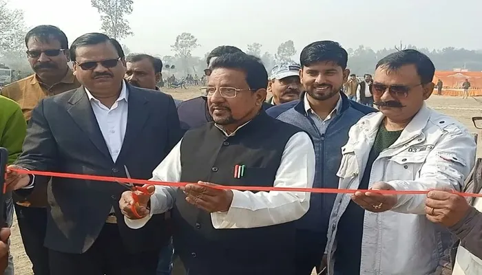 हरदोई: क्रिकेट मैच का पालिका अध्यक्ष ने किया शुभारंभ