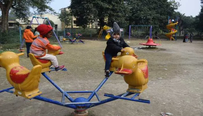 अयोध्या: कोहरे को चीरकर खिली धूप तो चहक उठा शहर, बच्चों ने खूब की मस्ती…
