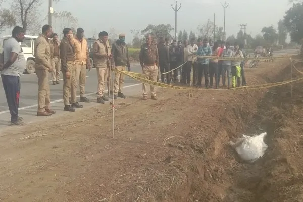 संभल : कट्टे में मिला निर्वस्त्र महिला का शव, नहीं हुई शिनाख्त